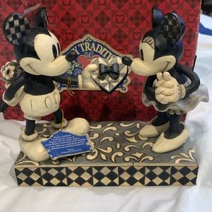 Walt Disney Real Sweethearts Showcase Collection Mickey & Minnie